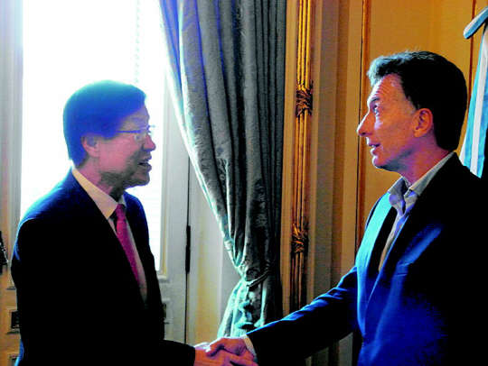 권오준 포스코 회장(왼쪽)이 15일(현지시간) 아르헨티나에서 마우리시오 마크리 대통령과 리튬 사업 협력 방안에 대해 협의하는 등 면담을 갖기에 앞서 악수하고 있다.  포스코 제공